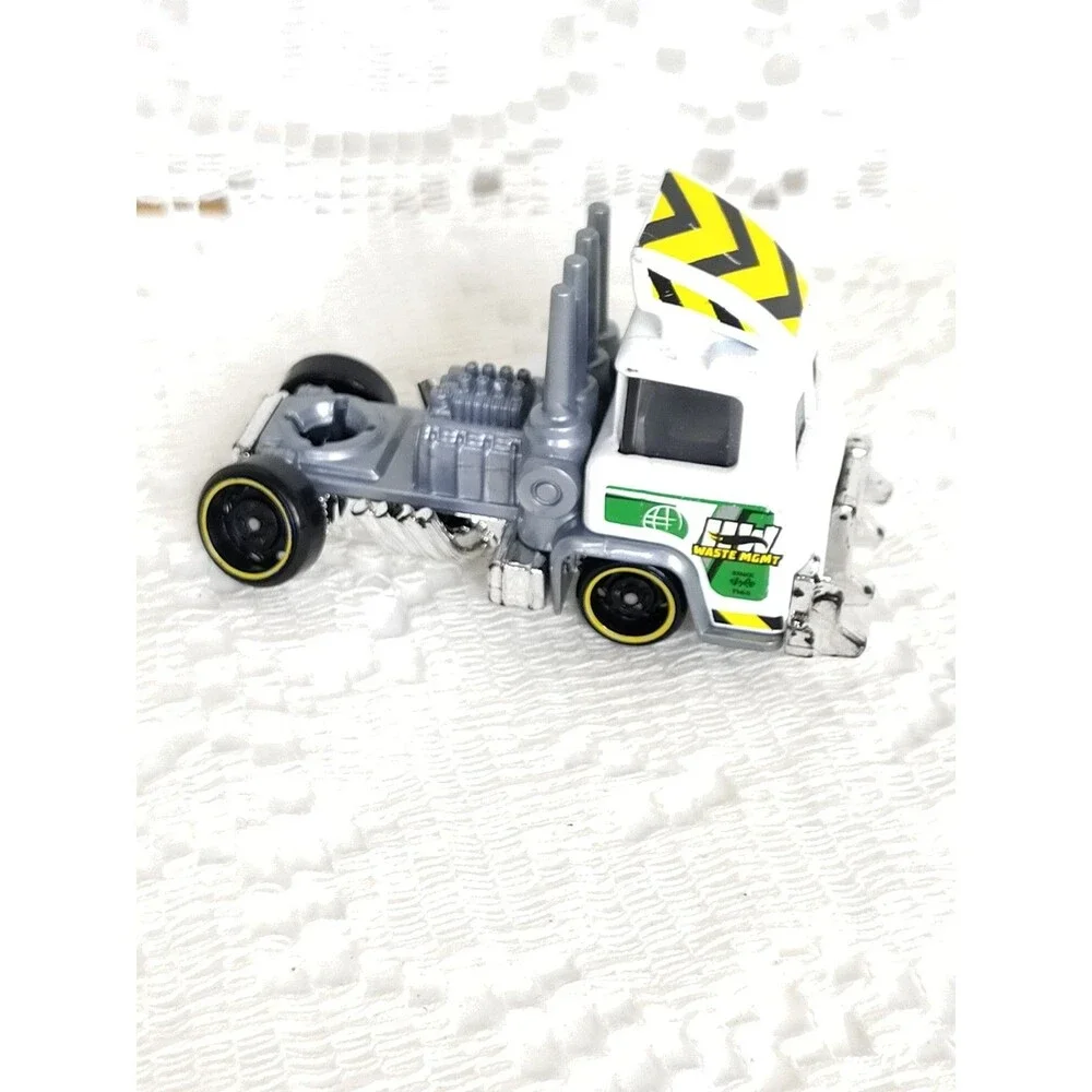 2021 Trash Basher Mattel Hot Wheels Diecast Toy Car HDT04